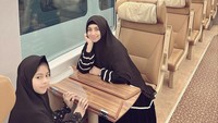 <p>Saat ini Siti KDI dan putrinya tak lagi menetap di Turki. Siti memutuskan membawa pulang anaknya ke Indonesia agar tumbuh di lingkungan yang lebih nyaman dan bebas dari bullying. (Foto: Instagram @siti_perk)</p>