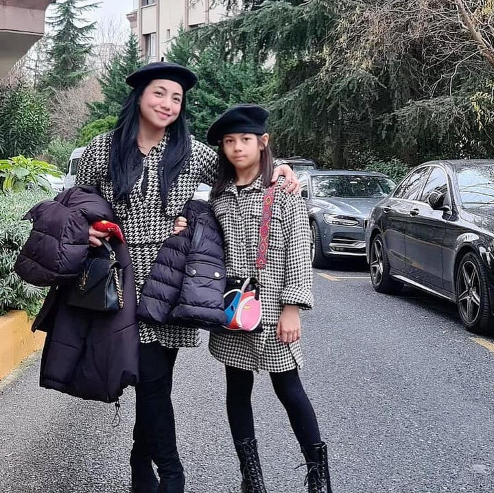 <p>Lama tak muncul di layar kaca, Siti Rahmawati atau yang akrab disapa Siti KDI ternyata tengah disibukkan dengan perannya sebagai seorang ibu. Siti diketahui memiliki seorang anak perempuan blasteran Turki yang sekarang telah beranjak menjadi gadis cantik dan memesona, Bunda. (Foto: Instagram @siti_perk)</p>