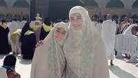 <p>Resmi menikah dengan seorang pria tampan asal Istanbul Turki yang bernama Cem Junet Peerk pada 2011 silam, Siti dan Cem telah dikaruniai seorang anak perempuan cantik yang diberi nama Elif Kayla Perk atau yang sering dipanggil Elif. (Foto: Instagram @siti_perk)</p>