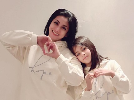 7 Potret Siti KDI dan Putri Cantiknya yang Blasteran Turki