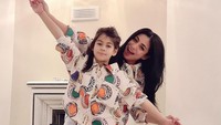 <p>Penyanyi dangdut Siti KDI telah menikah dengan pria Turki pada 2011 lalu. Dari pernikahan itu, ia dikaruniai seorang putri bernama Elif Kayla Park. (Foto: Instagram @siti_perk)</p>