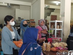 Emak-emak Blitar Serbu Toko Camilan, Kacang-kacangan Diburu buat Lebaran