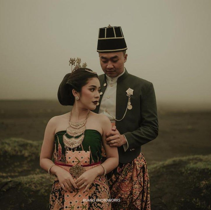 <p>Dalam unggahan tersebut, Fay dan Rami tampil memukau dengan pakaian Jawa, Bunda. Fay sendiri terlihat mengenakan balutan baju tradisional yang cukup terbuka. (Foto: Instagram @faynabilalxndr)<br /><br /><br /></p>