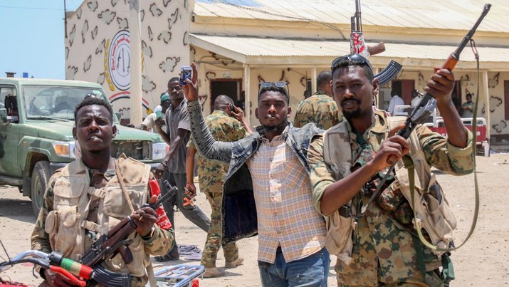 Foto yang diambil pada 16 April 2023 ini menunjukkan tentara Sudan, yang setia kepada panglima militer Abdel Fattah al-Burhan, berpose di pangkalan Pasukan Dukungan Cepat (RSF) di kota Port Sudan di Laut Merah. - Pejuang perang di Sudan mengatakan mereka telah menyetujui jeda kemanusiaan selama berjam-jam, termasuk untuk mengevakuasi yang terluka, pada hari kedua pertempuran kota yang mengamuk yang menewaskan lebih dari 50 warga sipil termasuk tiga staf PBB dan memicu protes internasional. (-/AFP via Getty Images)