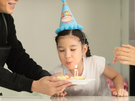 Dampak Positif & Negatif Tiup Lilin saat Ulang Tahun untuk Anak, Sering Dianggap Sepele