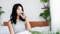 7 Manfaat Minum Air Putih Setelah Bangun Tidur, Bisa Bikin Cantik