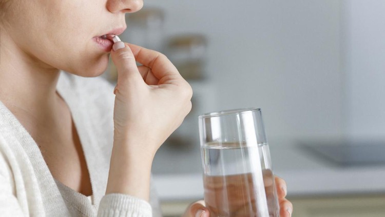 Ilustrasi minum obat kolesterol Ilustrasi minum obat kolesterol