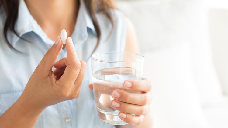 Ilustrasi minum obat kolesterol Ilustrasi minum obat kolesterol