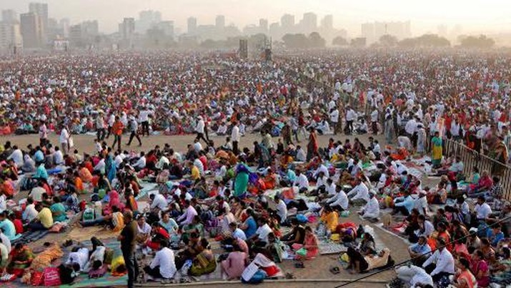 In this photograph taken on April 16, 2023, people gather to attend an award ceremony on the outskirts of Mumbai. - Heatstroke killed 11 people in India after an estimated million spectators waited for hours in the sun at a government-sponsored awards ceremony, officials said as early summer temperatures soared. (Photo by AFP)