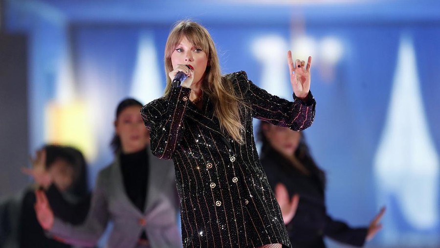 Konser Taylor Swift di Tampa Florida TAMPA, FLORIDA - APRIL 14: EDITORIAL USE ONLY Taylor Swift performs onstage during