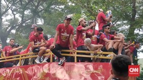 Ribuan Suporter Ramaikan Konvoi Juara PSM di Makassar