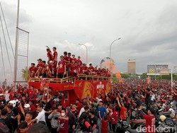 Gairah Bos PSM Saksikan Semarak Konvoi Juara Liga 1 di Parepare-Makassar