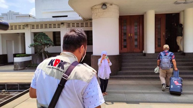 KPK menggeledah rumah dinas Bupati Sidoarjo Ahmad Muhdlor Ali terkait penanganan kasus dugaan korupsi di BPPD Kabupaten Sidoarjo, Jawa Timur.