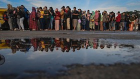 FOTO: Ramai Penukaran Uang Baru di Jalur Mudik Lebaran