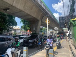 Simpang Pasar Santa Jaksel Macet Parah, Pemotor Terobos Trotoar