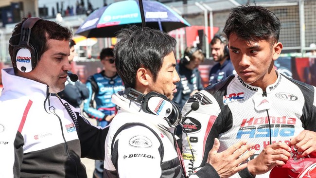 Mario Aji tidak bisa menyembunyikan kegembiraan setelah finis 12 di Moto3 Amerika Serikat 2023 dan menciptakan sejarah baru Indonesia di dunia balap Grand Prix.
