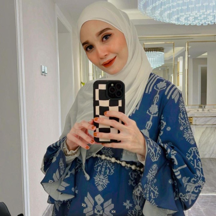 <p>Monica Imas mengunggah potret dirinya yang sedang berada di depan cermin. Monica tampak anggun meskipun perutnya membuncit karena tengah mengandung anak ketiganya, Baby G. Netizen pun memuji paras cantik Monica yang tengah hamil, salah satunya akun @whi*** berkomentar, "Masyaallah cantiknya bumil." (Sumber Instagram: @monicaimas)</p>