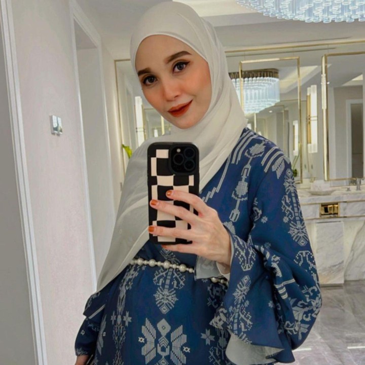 <p>Saat pacaran, Monica dan Rizal memiliki keyakinan yang berbeda. Namun, Rizal sama sekali tidak memaksa Monica untuk pindah agama. Monica pun memutuskan untuk mengucapkan syahadat dan masuk Islam pada 6 April 2018 atau beberapa saat sebelum pernikahannya. (Sumber Instagram: @monicaimas)</p>