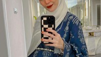 <p>Saat pacaran, Monica dan Rizal memiliki keyakinan yang berbeda. Namun, Rizal sama sekali tidak memaksa Monica untuk pindah agama. Monica pun memutuskan untuk mengucapkan syahadat dan masuk Islam pada 6 April 2018 atau beberapa saat sebelum pernikahannya. (Sumber Instagram: @monicaimas)</p>