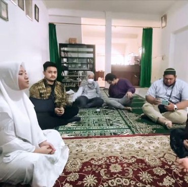 Pindah Agama, 7 Potret Detik-detik Nadya Adik Nathalie Holscher Jadi Mualaf