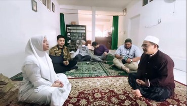 img-title Pindah Agama, 7 Potret Detik-detik Nadya Adik Nathalie Holscher Jadi Mualaf