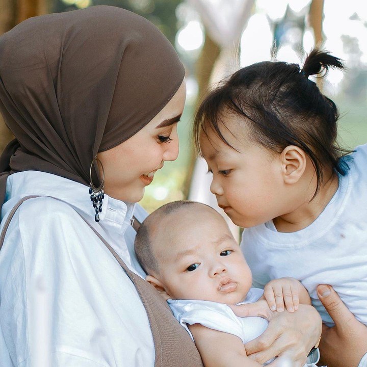 <p>Rizal dan Monica Imas menikah pada 28 Juni 2018 dan telah dikaruniai 2 anak. Anak pertamanya yakni Ghanie Al Fatih Putra Pradana yang lahir pada 23 Agustus 2019 kemudian putra keduanya Ghazy Al Ghalibie Putra Pradana lahir pada 8 Januari 2021. (Sumber Instagram: @rizalarmada)</p>