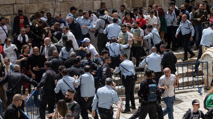 Pasukan Israel memblokir pintu masuk Gereja Makam Suci untuk umat Kristen Ortodoks selama misa 