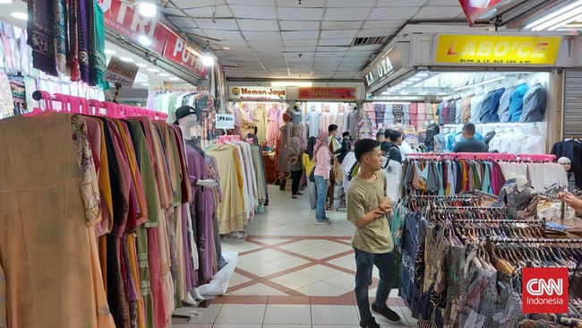 Sejumlah pedagang di Pasar Tanah Abang, Jakarta Pusat mengaku pengunjung pada musim Lebaran tahun ini tak seramai tahun-tahun sebelumnya.