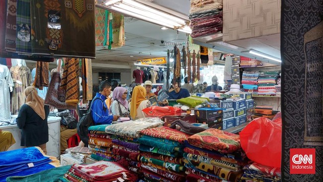 Sejumlah pedagang di Pasar Tanah Abang, Jakarta Pusat mengaku pengunjung pada musim Lebaran tahun ini tak seramai tahun-tahun sebelumnya.