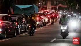 Kemacetan parah kembali mengular imbas penutupan Simpang Santa, Jakarta Selatan. Senin (17/4 /2023). (CNN Indonesia/Andry Novelino)