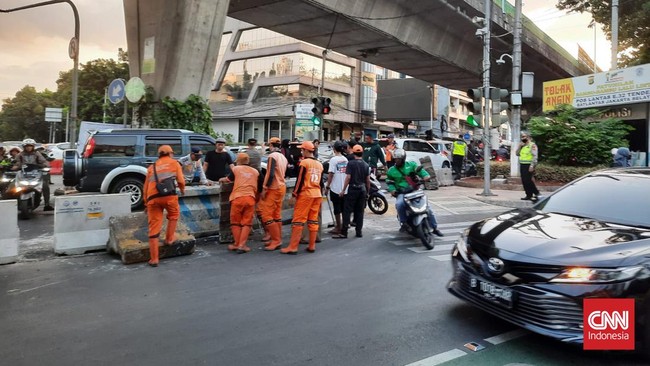 Barrier beton yang memblokir persimpangan Santa antara Tendean dan Jalan Wijaya I Jakarta Selatan dibuka kembali pada Senin (17/4) sore.