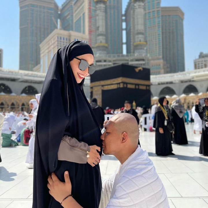 <p>Saat ibadah Umroh ini, Monica dan Rizal harus meninggalkan kedua anaknya. Monica membagikan keterangan, "Alhamdulillah, umroh kemarin bisa quality time sama suami, walaupun dengan resiko ninggalin anak-anak.." tulisnya. (Sumber Instagram: @monicaimas)</p>