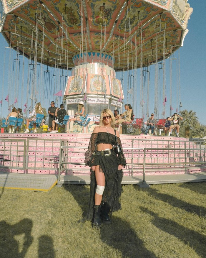 Charli D'Amelio tampil fresh dengan rambut Bob dan kombinasi crop top bersama rok panjang ruffles. Tambahan belt memberikan kesan edgy tersendiri.Foto: Dok.Instagram