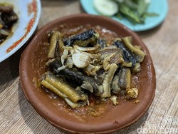 Uenak Rek! Belut Elek Goreng Basah Pakai Sambal Cobek yang Nagih