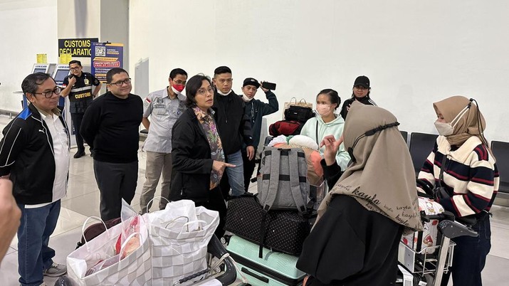 Sri Mulyani inspeksi pelayanan Bea Cukai Bandara Soekarno-Hatta (Tangkapan layar twitter @prastow) Sri Mulyani inspeksi pelayanan Bea Cukai Bandara Soekarno-Hatta (Tangkapan layar twitter @prastow)