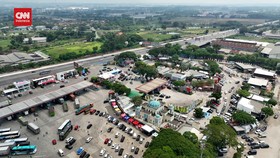 VIDEO: Momen Rest Area 57 Tol Japek Ramai Kendaraan Pemudik Dari Udara