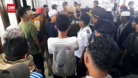 VIDEO: Pemudik Berebut Masuk Ferry, Petugas Dishub Nyaris Dipukuli