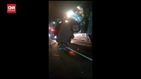 VIDEO: Mobil Terangkat Ke Atas  Saat Tabrakan Beruntun 6 Kendaraan