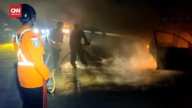 VIDEO: Mobil Pemudik Terbakar di Tol Mojokerto-Jombang