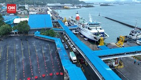 VIDEO: Momen Pemudik Padati Pelabuhan Merak dari Udara Senin Pagi