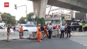 VIDEO: Macet Horor Simpang Santa, Beton Pembatas Dibuka Kembali