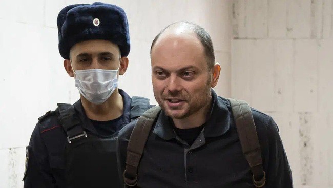 Pengkritik Presiden Rusia Vladimir Putin, Kara-Murza, dijatuhi hukuman penjara 25 tahun atas sejumlah tuduhan. PBB menuntut Kara-Murza segera dibebaskan.