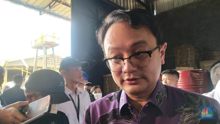 Wamendag Jerry Sambuaga dan Novel Baswedan grebek ke pabrik produk pelumas ilegal di Tangerang, Banten, Senin (17/4/2023). (CNBC Indonesia/Martyasari Rizky)