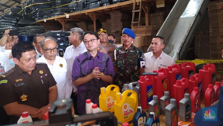 Wamendag Jerry Sambuaga dan Novel Baswedan grebek ke pabrik produk pelumas ilegal di Tangerang, Banten, Senin (17/4/2023). (CNBC Indonesia/Martyasari Rizky)