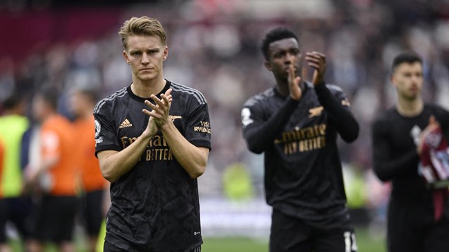 Dalam dua pekan beruntun, Arsenal membuang keunggulan dua gol di awal laga. Akibatnya, mereka makin terancam oleh Manchester City.