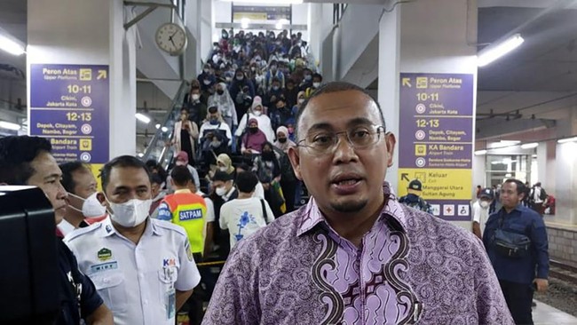 Andre Rosiade saat sidak di Stasiun Manggarai mendapati kepadatan penumpang KRL terjadi karena minimnya eskalator dan lift sehingga penumpang harus berdesakan.