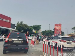 Rest Area Km 57 Tol Jakarta-Cikampek Dipadati Pemudik untuk Buka Puasa