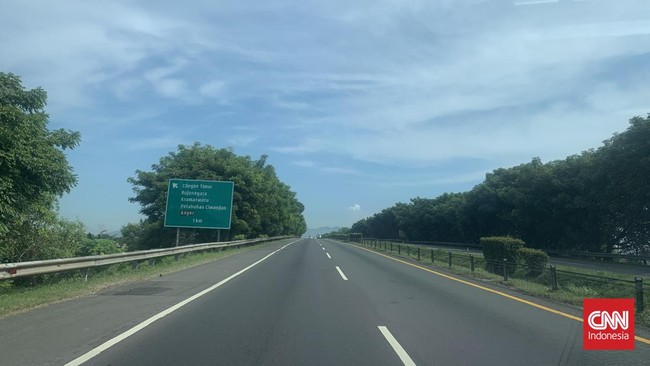 Arus lalu lintas di jalan Tol Jakarta-Merak arah Pelabuhan Merak terpantau lancar di masa arus mudik Lebaran 2023, Selasa (18/4) pagi.