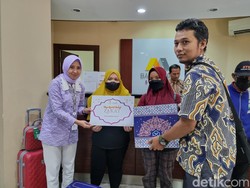 Berbagi Kebahagiaan, Mega Syariah KCP Surabaya Semut Salurkan 75 Paket Zakat