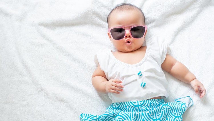 Batas Usia Aman Bayi Boleh Diajak ke Pantai dan Aturannya